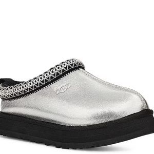 Silver Ugg tasmans woman’s size 6 (big kids 3)